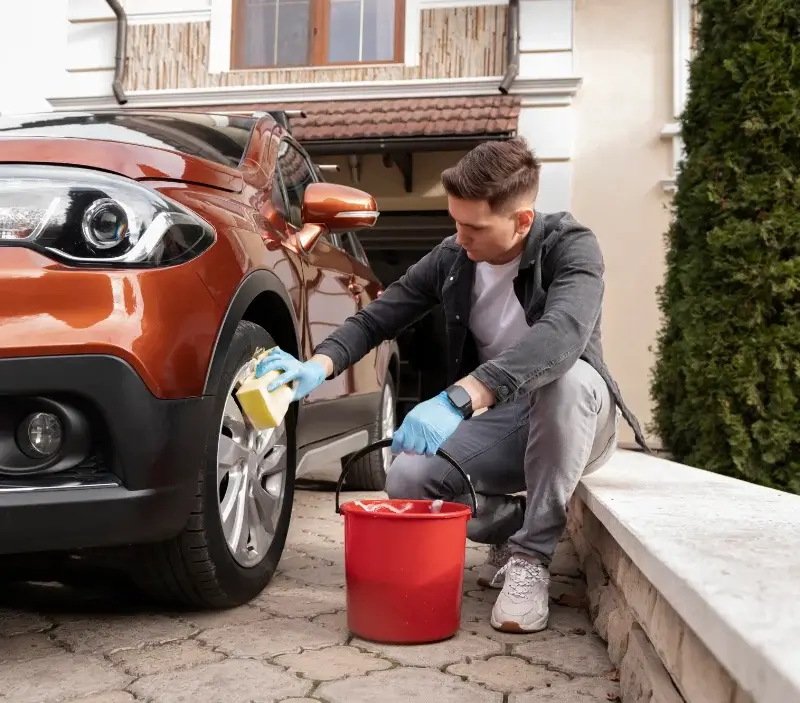 Lavage auto à domicile Saint-Barthélemy : professionnel intervenant sur un véhicule